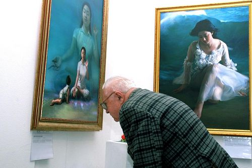 '莫斯科的居民觀看畫展'