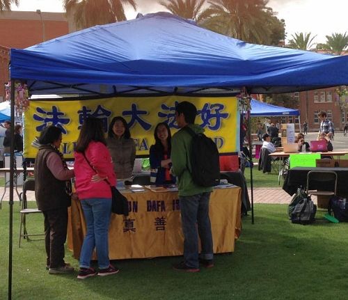 '圖：法輪功學員在亞利桑那大學的社團博覽會上，設立攤位，傳播法輪功真相。'