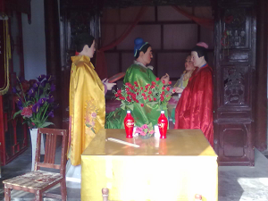 孝母祠塑像：岳飛和夫人為病中老母侍奉湯藥