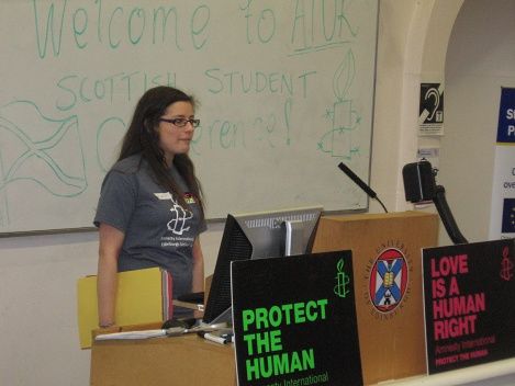 '愛丁堡大學學生麗維（Livi）是大赦國際組織蘇格蘭學生分部2014年會組織者之一，她希望國際社會一起制止中共踐踏人權的活摘器官罪行。'