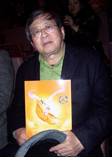 '圖8：台灣著名指揮家陳秋盛觀看了神韻國際藝術團三月二十一日晚在桃園的首場演出。'