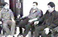 圖5：二零零一年五月十一日夜惡徒靖軍（左）與任廣民（中）、韓洪光（右）研究夜審迫害計劃（資料照片來源：