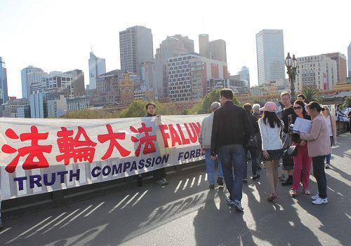 二零一四年四月二十五日，墨爾本法輪功學員在市中心王子橋的勇氣長城活動吸引了遊客和市民簽名支持。