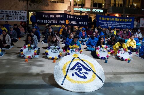二零一四年四月二十五日晚，法輪功學員在墨爾本市中心的城市廣場舉行了燭光守夜悼念活動。圖為紀念活動現場。