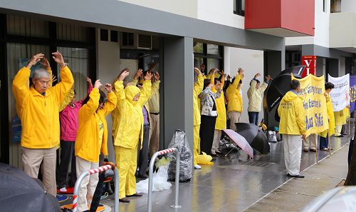 悉尼學員在中領館前煉功，呼籲制止迫害。