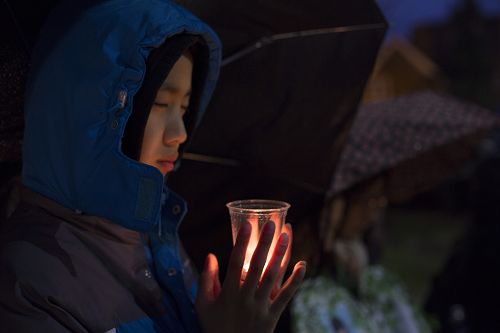圖9-10：法輪功學員在多倫多中領館前燭光悼念被中共迫害致死的中國大陸同修