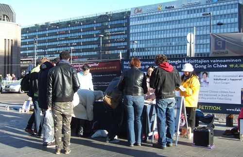 首都赫爾辛基火車站旁的徵簽和燭光悼念活動