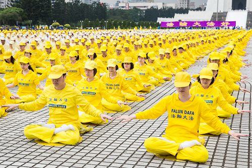 圖1-4：二零一四年台灣逾六千人於自由廣場排字、煉功，歡慶世界法輪大法日，場面壯觀震撼。