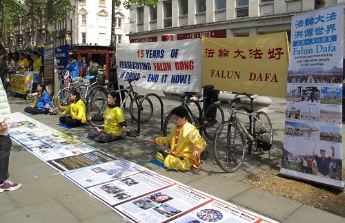 紀念「四•二五」，英國法輪功學員在倫敦市唐人街開展和平理性講真相、反迫害活動，吸引許多路人的目光。