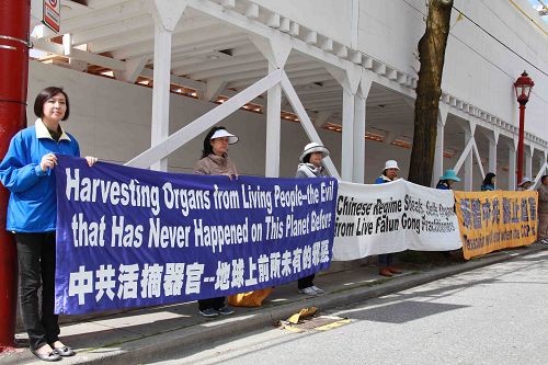 加拿大溫哥華法輪功學員在中國城舉行集體煉功和講真相活動