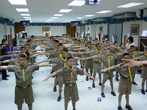 泰國北欖學校學生在學煉法輪功