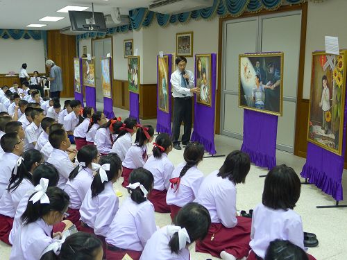 真善忍美展在泰國北欖學校展出，受到全校師生熱烈歡迎