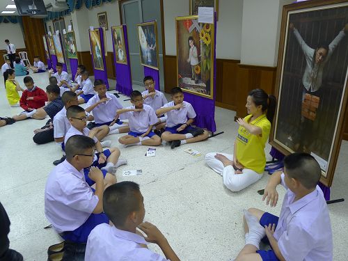 曼谷一中學學生跟學員學煉法輪功