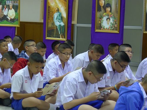 曼谷一中學學生認真閱讀法輪功真相資料