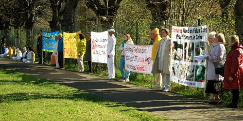 拉脫維亞法輪功學員在中共使館前抗議迫害