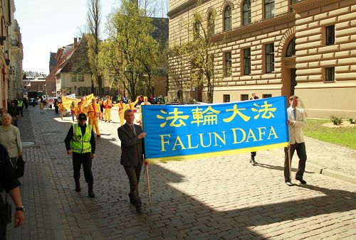 法輪功學員的遊行隊伍經過拉脫維亞政府大樓