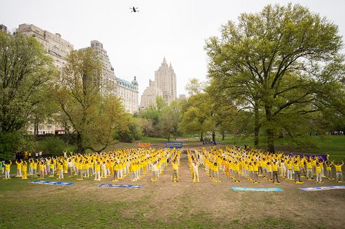法輪功學員在紐約中央公園集體煉功