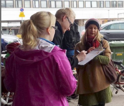 芬蘭羅瓦尼米市民眾簽名，呼籲營救被中共迫害的法輪功學員陳真萍