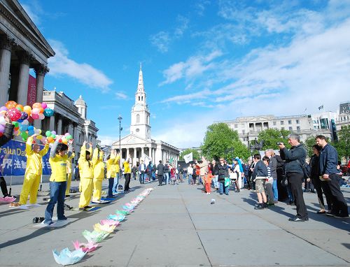 倫敦鴿子廣場上慶祝世界法輪大法日的活動吸引了眾多的遊客關注