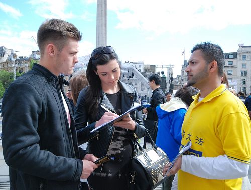 法輪功學員在倫敦鴿子廣場向來自世界各地的人講真相傳遞福音