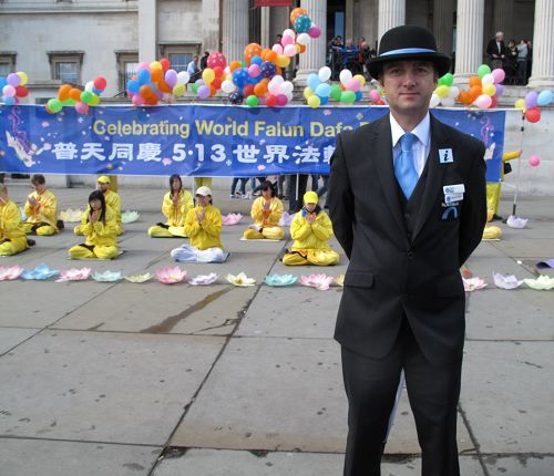 倫敦街道大使拉法爾（Rafal）先生稱讚世界法輪大法日慶典活動