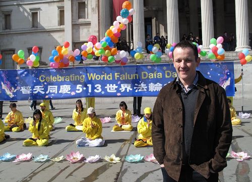 來自以色列的亞當（Adam）在倫敦鴿子廣場看到世界法輪大法日慶祝場面，認為中共對法輪功的打壓註定失敗