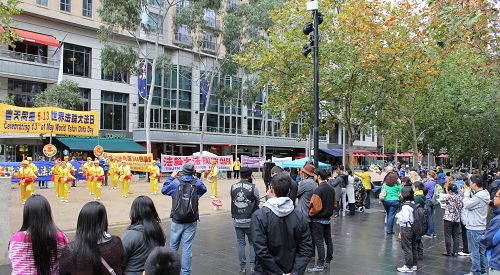墨爾本法輪功學員在市中心城市廣場舉行活動，慶祝第十五屆世界法輪大法日