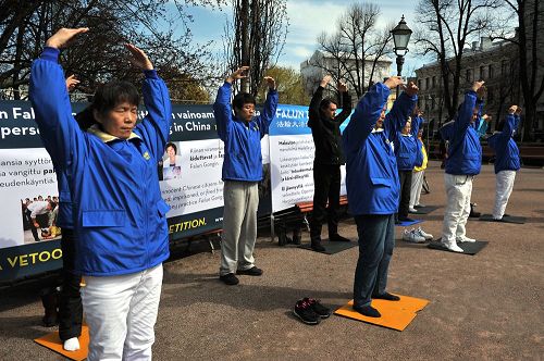 芬蘭法輪功學員在首都的海濱公園舉辦活動，慶祝第十五屆世界法輪大法日