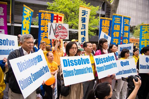 圖11：台灣法輪大法學會理事長張清溪教授（前排左一）表示：「而從天意來講，因為中共犯的罪太大了，所以只能被解體。」