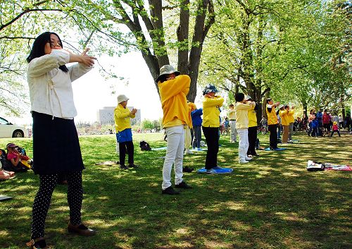 渥太華第六十一屆鬱金香節期間，法輪功學員集體煉功，向遊人介紹功法