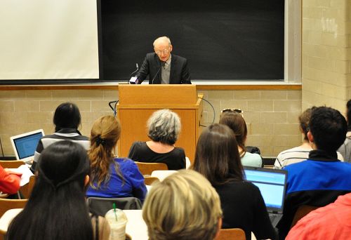圖1：國際著名人權律師大衛•麥塔斯在多倫多大學舉辦的一個論壇上談中共強摘人體器官罪行