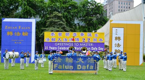 新加坡天國樂團演奏樂曲慶祝世界法輪大法日。