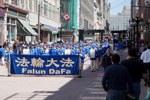 天國樂團在渥太華市中心遊行
