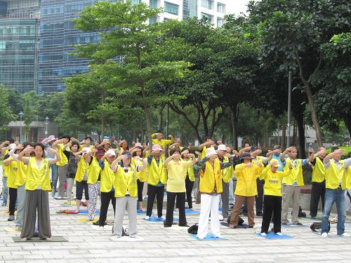 圖1.法輪功學員在台北信義廣場上集體煉功