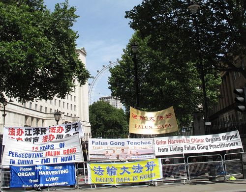 法輪功學員在首相府大門對面舉行反迫害和平抗議