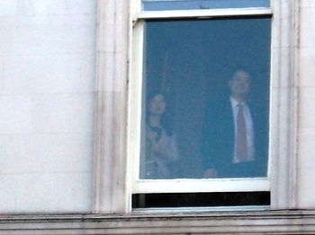 圖5：外交部二樓的窗口，中方人員都在看馬路對面法輪功學員抗議的橫幅和場面