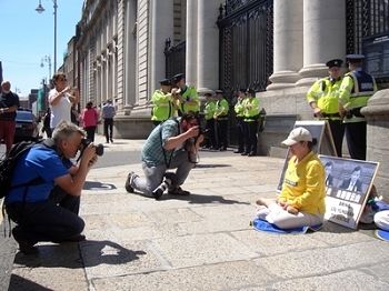 圖7：西方媒體給抗議的法輪功學員拍照