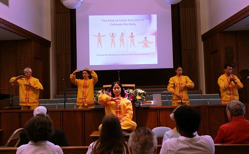 法輪功學員在加拿大首都地區信仰聯合會的音樂表演會上展示功法
