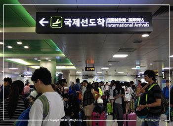 圖二、三、四：濟州機場國際線到達廳裏中國遊客不斷