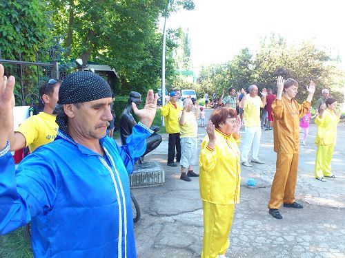 法輪功學員在俄羅斯奧林匹克日上演示功法