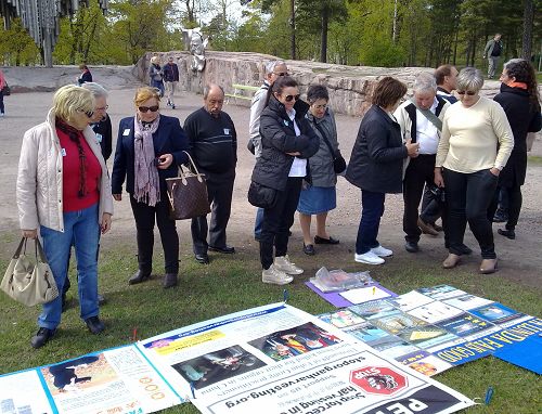 芬蘭西貝柳斯公園裏展示的三退信息及法輪功真相吸引了很多遊客的關注