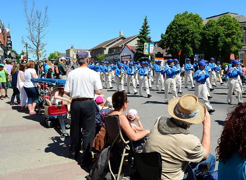 由法輪功學員組成的多倫多天國樂團，參加加拿大大多倫多地區的密西沙加市舉辦的第四十二屆麵包及蜂蜜豐收節遊行（Bread