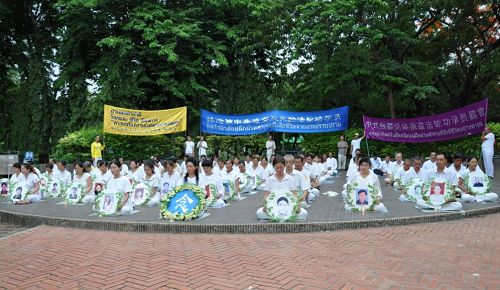 泰國法輪功學員在是樂園舉行反迫害集會
