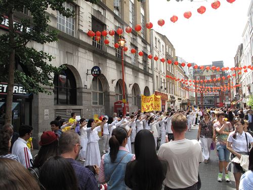 二零一四年七月十二日，法輪功學員在倫敦唐人街展示法輪大法美好、講真相