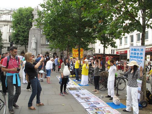 二零一四年七月十二日，法輪功學員結束遊行後繼續在聖馬丁廣場煉功、講真相、反迫害徵簽