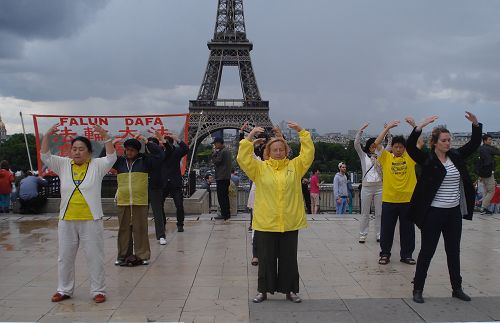 圖1：巴黎艾菲爾鐵塔下的人權廣場上，法輪功學員演示功法