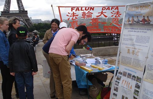 圖4：人權廣場上，遊人簽名譴責中共活摘法輪功學員器官