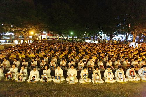 圖1：近千名法輪功學員於新竹中央公園舉辦燭光悼念活動，呼喚民眾的正義良知，共同譴責中共暴行，結束迫害。