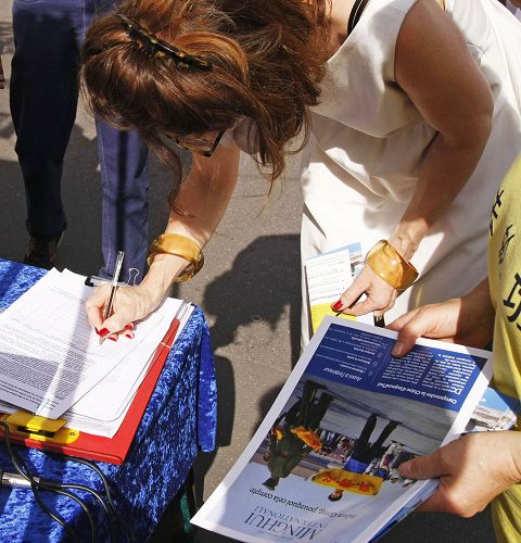 民眾簽名聲援法輪功學員。