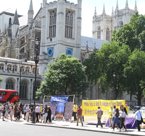 二零一四年七月十六日，英國法輪功學員於當天在英國國會大廈前舉行了一整天的講真相反迫害活動
